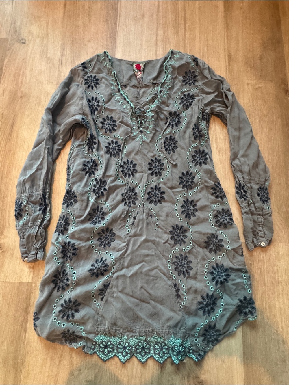 Johnny Was Boho Embroidered Long Sleeve Tunic Top Gray with Teal Accents Sz M/L